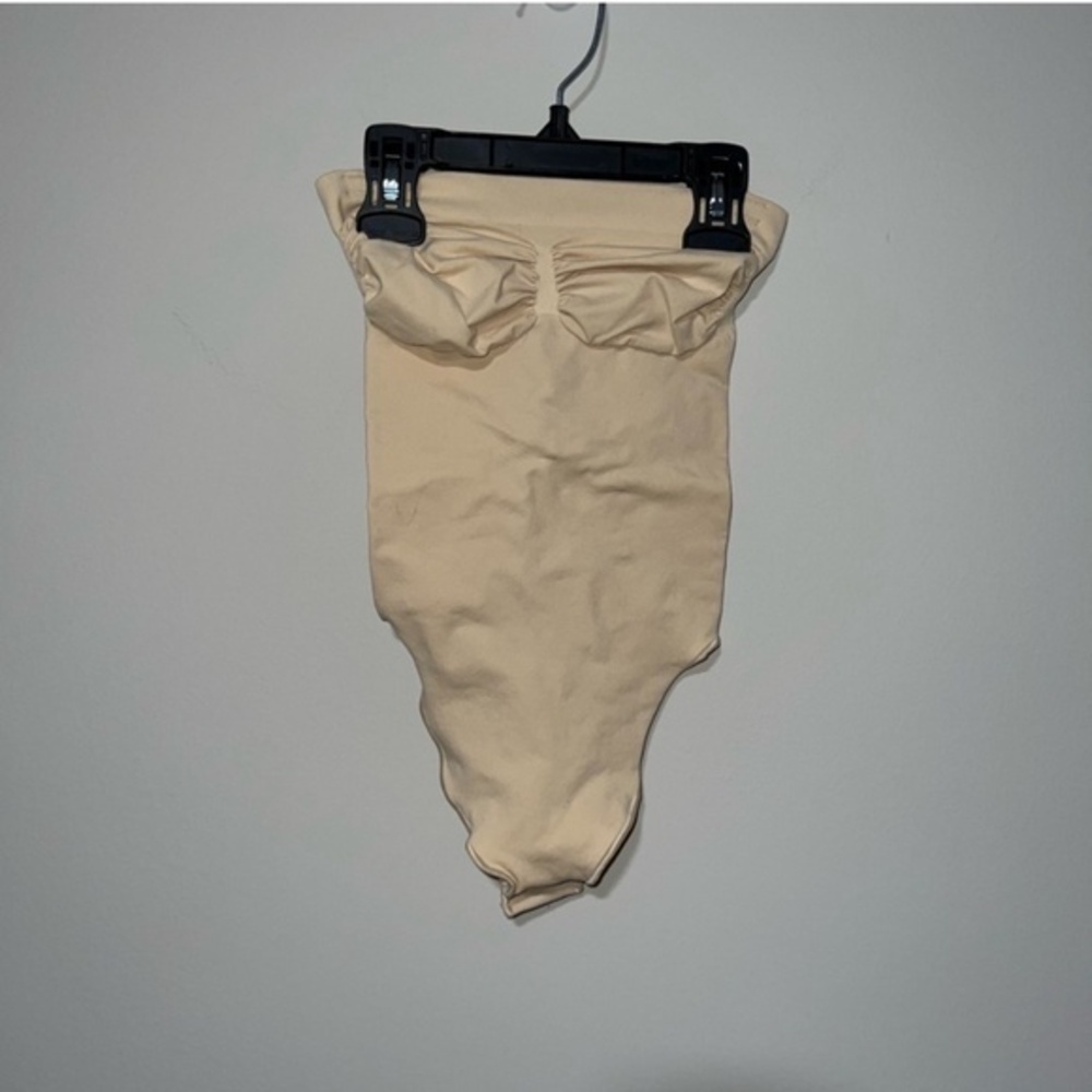 SKIMS SEAMLESS SCULPT STRAPLESS THONG BODYSUIT SAND MEDIUM